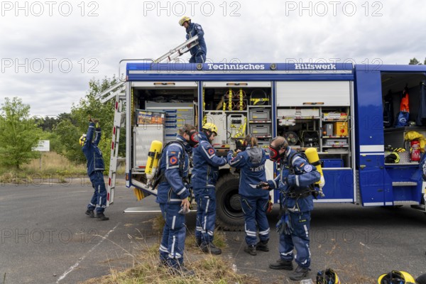 Rescue and recovery of people in an area that may be affected by hazardous substances, equipping in front of an operation under respiratory protection, at the major exercise FÜLEX25, of the THW, Technisches Hilfswerk, Landesverband North Rhine-Westphalia, on 4 weekends over 3500 volunteers of the 127 North Rhine-Westphalia local organisations, many different operation scenarios, from the field of disaster control and civil defence