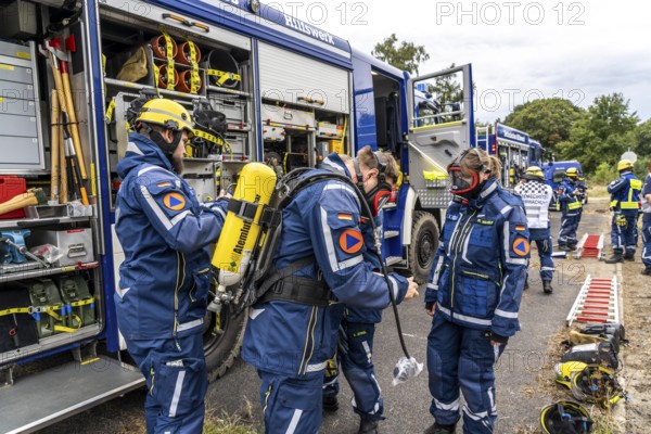 Rescue and recovery of people in an area that may be affected by hazardous substances, equipping in front of an operation under respiratory protection, at the major exercise FÜLEX25, of the THW, Technisches Hilfswerk, Landesverband North Rhine-Westphalia, on 4 weekends over 3500 volunteers of the 127 North Rhine-Westphalia local organisations, many different operation scenarios, from the field of disaster control and civil defence