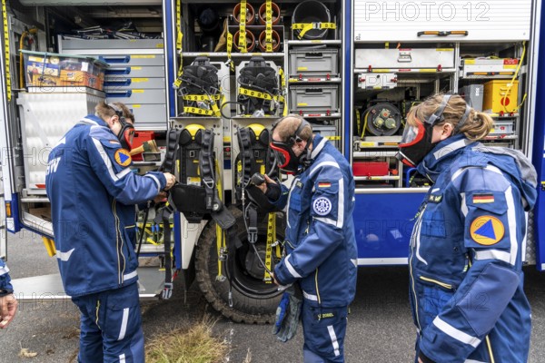 Rescue and recovery of people in an area that may be affected by hazardous substances, equipping in front of an operation under respiratory protection, at the major exercise FÜLEX25, of the THW, Technisches Hilfswerk, Landesverband North Rhine-Westphalia, on 4 weekends over 3500 volunteers of the 127 North Rhine-Westphalia local organisations, many different operation scenarios, from the field of disaster control and civil defence