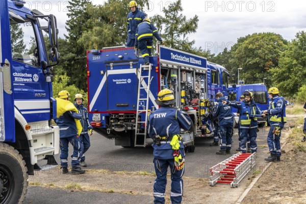 Rescue and recovery of people in an area that may be affected by hazardous substances, equipping in front of an operation under respiratory protection, at the major exercise FÜLEX25, of the THW, Technisches Hilfswerk, Landesverband North Rhine-Westphalia, on 4 weekends over 3500 volunteers of the 127 North Rhine-Westphalia local organisations, many different operation scenarios, from the field of disaster control and civil defence