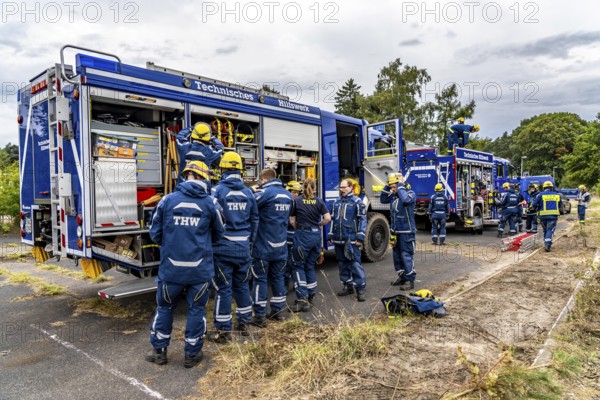 Rescue and recovery of people in an area that may be affected by hazardous substances, equipping in front of an operation under respiratory protection, at the major exercise FÜLEX25, of the THW, Technisches Hilfswerk, Landesverband North Rhine-Westphalia, on 4 weekends over 3500 volunteers of the 127 North Rhine-Westphalia local organisations, many different operation scenarios, from the field of disaster control and civil defence