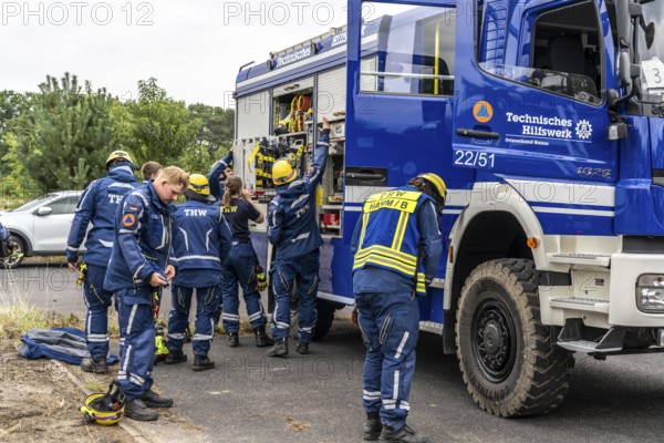 Rescue and recovery of people in an area that may be affected by hazardous substances, equipping in front of an operation under respiratory protection, at the major exercise FÜLEX25, of the THW, Technisches Hilfswerk, Landesverband North Rhine-Westphalia, on 4 weekends over 3500 volunteers of the 127 North Rhine-Westphalia local organisations, many different operation scenarios, from the field of disaster control and civil defence