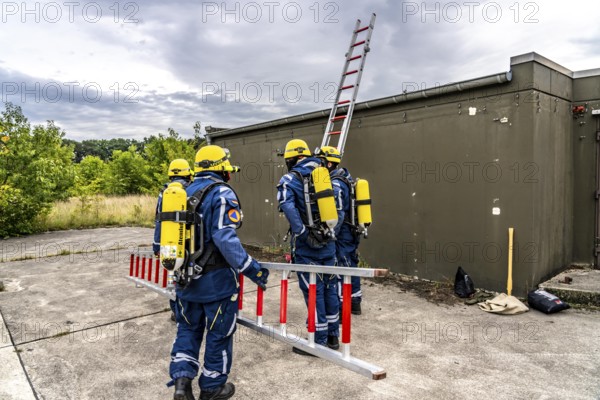 Rescue and recovery of people in an area possibly affected by hazardous substances, operation under respiratory protection, at the major exercise FÜLEX25, of the THW, Technisches Hilfswerk, Landesverband North Rhine-Westphalia, on 4 weekends over 3500 volunteers of the 127 North Rhine-Westphalia local organisations, many different operation scenarios, from the field of disaster control and civil defence