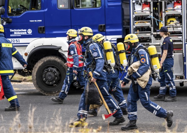 Rescue and recovery of people in an area possibly affected by hazardous substances, operation under respiratory protection, at the major exercise FÜLEX25, of the THW, Technisches Hilfswerk, Landesverband North Rhine-Westphalia, on 4 weekends over 3500 volunteers of the 127 North Rhine-Westphalia local organisations, many different operation scenarios, from the field of disaster control and civil defence
