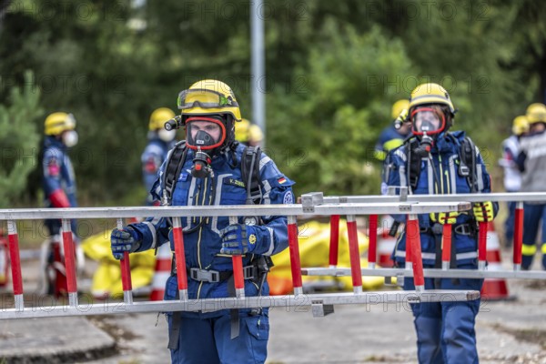 Rescue and recovery of people in an area possibly affected by hazardous substances, operation under respiratory protection, at the major exercise FÜLEX25, of the THW, Technisches Hilfswerk, Landesverband North Rhine-Westphalia, on 4 weekends over 3500 volunteers of the 127 North Rhine-Westphalia local organisations, many different operation scenarios, from the field of disaster control and civil defence