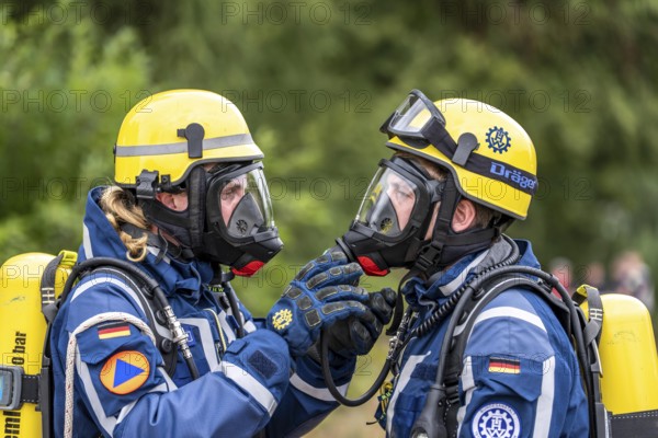 Rescue and recovery of people in an area possibly affected by hazardous substances, operation under respiratory protection, at the major exercise FÜLEX25, of the THW, Technisches Hilfswerk, Landesverband North Rhine-Westphalia, on 4 weekends over 3500 volunteers of the 127 North Rhine-Westphalia local organisations, many different operation scenarios, from the field of disaster control and civil defence