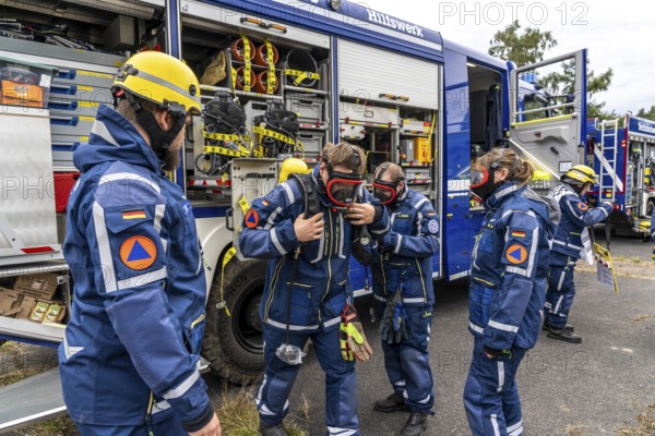 Rescue and recovery of people in an area that may be affected by hazardous substances, equipping in front of an operation under respiratory protection, at the major exercise FÜLEX25, of the THW, Technisches Hilfswerk, Landesverband North Rhine-Westphalia, on 4 weekends over 3500 volunteers of the 127 North Rhine-Westphalia local organisations, many different operation scenarios, from the field of disaster control and civil defence