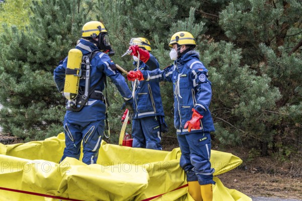 Rescue and recovery of people in an area that may be affected by hazardous substances, use of breathing apparatus, decontamination, at the large-scale exercise FÜLEX25, organised by the THW, Technisches Hilfswerk, Landesverband North Rhine-Westphalia, over 3500 volunteers from the 127 North Rhine-Westphalia local associations practise many different deployment scenarios from the field of disaster control and civil defence over 4 weekends