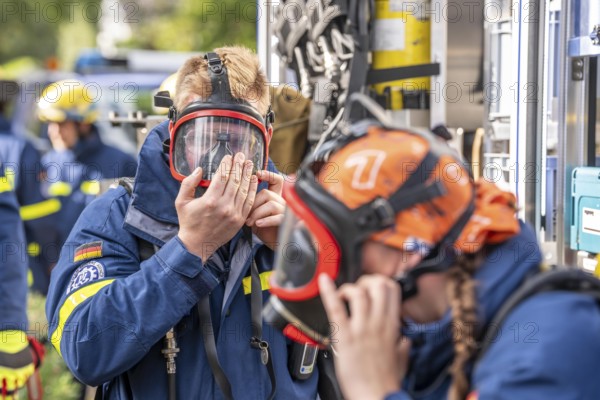 Civil defence exercise scenario, after a drone attack on a residential area, emergency services clear the area, partly under respiratory protection, at the large-scale exercise FÜLEX25, of the THW, Technisches Hilfswerk, Landesverband North Rhine-Westphalia, on 4 weekends over 3500 volunteers from the 127 North Rhine-Westphalia local associations practice many different deployment scenarios, from the field of disaster control and civil defence