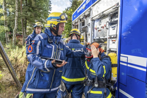 Civil defence exercise scenario, after a drone attack on a residential area, emergency services clear the area, partly under respiratory protection, at the large-scale exercise FÜLEX25, of the THW, Technisches Hilfswerk, Landesverband North Rhine-Westphalia, on 4 weekends over 3500 volunteers from the 127 North Rhine-Westphalia local associations practice many different deployment scenarios, from the field of disaster control and civil defence