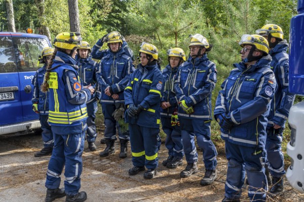Civil defence exercise scenario, after a drone attack on a residential area, emergency services clear the area, at the large-scale exercise FÜLEX25, of the THW, Technisches Hilfswerk, Landesverband North Rhine-Westphalia, on 4 weekends over 3500 volunteers from the 127 North Rhine-Westphalia local associations practice many different deployment scenarios, from the field of disaster control and civil defence