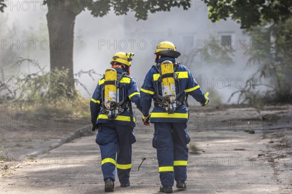 Civil defence exercise scenario, after a drone attack on a residential area, emergency services clear the area, partly under respiratory protection, at the large-scale exercise FÜLEX25, of the THW, Technisches Hilfswerk, Landesverband North Rhine-Westphalia, on 4 weekends over 3500 volunteers from the 127 North Rhine-Westphalia local associations practice many different deployment scenarios, from the field of disaster control and civil defence