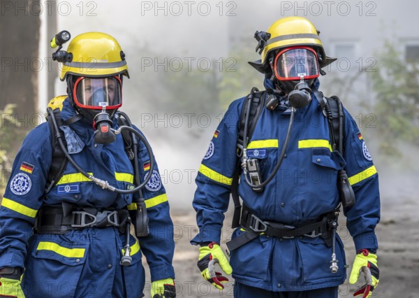 Civil defence exercise scenario, after a drone attack on a residential area, emergency services clear the area, partly under respiratory protection, at the large-scale exercise FÜLEX25, of the THW, Technisches Hilfswerk, Landesverband North Rhine-Westphalia, on 4 weekends over 3500 volunteers from the 127 North Rhine-Westphalia local associations practice many different deployment scenarios, from the field of disaster control and civil defence