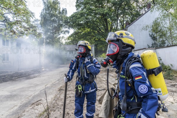 Civil defence exercise scenario, after a drone attack on a residential area, emergency services clear the area, partly under respiratory protection, at the large-scale exercise FÜLEX25, of the THW, Technisches Hilfswerk, Landesverband North Rhine-Westphalia, on 4 weekends over 3500 volunteers from the 127 North Rhine-Westphalia local associations practice many different deployment scenarios, from the field of disaster control and civil defence
