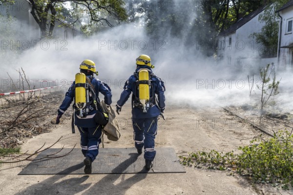 Civil defence exercise scenario, after a drone attack on a residential area, emergency services clear the area, partly under respiratory protection, at the large-scale exercise FÜLEX25, of the THW, Technisches Hilfswerk, Landesverband North Rhine-Westphalia, on 4 weekends over 3500 volunteers from the 127 North Rhine-Westphalia local associations practice many different deployment scenarios, from the field of disaster control and civil defence