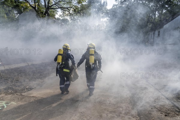 Civil defence exercise scenario, after a drone attack on a residential area, emergency services clear the area, partly under respiratory protection, at the large-scale exercise FÜLEX25, of the THW, Technisches Hilfswerk, Landesverband North Rhine-Westphalia, on 4 weekends over 3500 volunteers from the 127 North Rhine-Westphalia local associations practice many different deployment scenarios, from the field of disaster control and civil defence