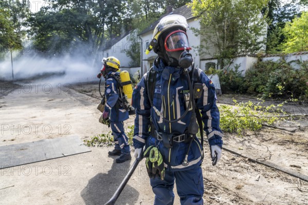Civil defence exercise scenario, after a drone attack on a residential area, emergency services clear the area, partly under respiratory protection, at the large-scale exercise FÜLEX25, of the THW, Technisches Hilfswerk, Landesverband North Rhine-Westphalia, on 4 weekends over 3500 volunteers from the 127 North Rhine-Westphalia local associations practice many different deployment scenarios, from the field of disaster control and civil defence
