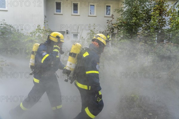 Civil defence exercise scenario, after a drone attack on a residential area, emergency services clear the area, partly under respiratory protection, at the large-scale exercise FÜLEX25, of the THW, Technisches Hilfswerk, Landesverband North Rhine-Westphalia, on 4 weekends over 3500 volunteers from the 127 North Rhine-Westphalia local associations practice many different deployment scenarios, from the field of disaster control and civil defence