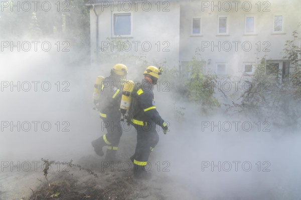 Civil defence exercise scenario, after a drone attack on a residential area, emergency services clear the area, partly under respiratory protection, at the large-scale exercise FÜLEX25, of the THW, Technisches Hilfswerk, Landesverband North Rhine-Westphalia, on 4 weekends over 3500 volunteers from the 127 North Rhine-Westphalia local associations practice many different deployment scenarios, from the field of disaster control and civil defence