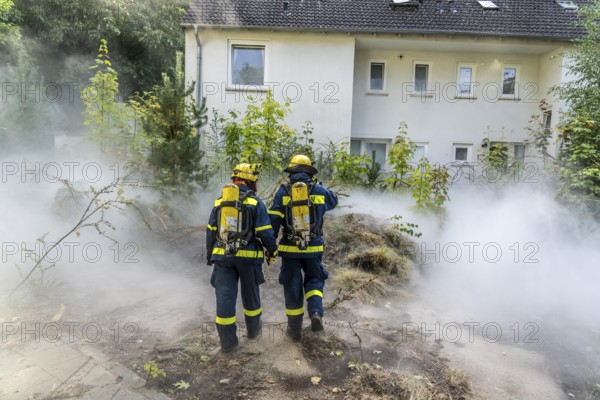 Civil defence exercise scenario, after a drone attack on a residential area, emergency services clear the area, partly under respiratory protection, at the large-scale exercise FÜLEX25, of the THW, Technisches Hilfswerk, Landesverband North Rhine-Westphalia, on 4 weekends over 3500 volunteers from the 127 North Rhine-Westphalia local associations practice many different deployment scenarios, from the field of disaster control and civil defence