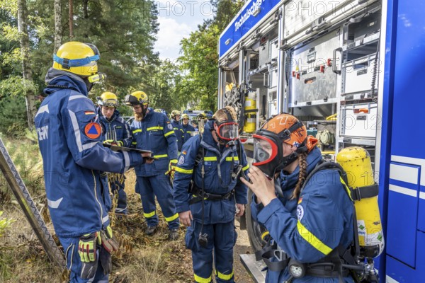 Civil defence exercise scenario, after a drone attack on a residential area, emergency services clear the area, partly under respiratory protection, at the large-scale exercise FÜLEX25, of the THW, Technisches Hilfswerk, Landesverband North Rhine-Westphalia, on 4 weekends over 3500 volunteers from the 127 North Rhine-Westphalia local associations practice many different deployment scenarios, from the field of disaster control and civil defence
