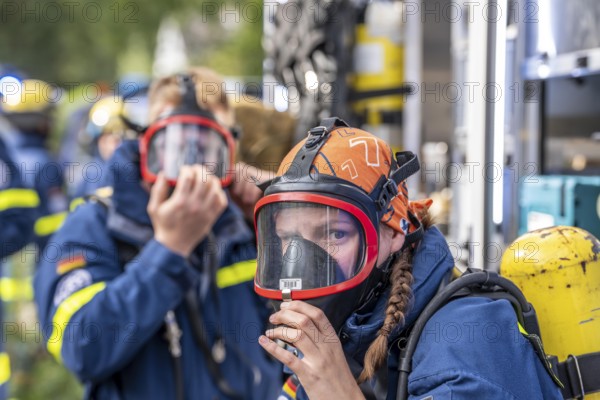 Civil defence exercise scenario, after a drone attack on a residential area, emergency services clear the area, partly under respiratory protection, at the large-scale exercise FÜLEX25, of the THW, Technisches Hilfswerk, Landesverband North Rhine-Westphalia, on 4 weekends over 3500 volunteers from the 127 North Rhine-Westphalia local associations practice many different deployment scenarios, from the field of disaster control and civil defence