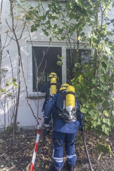 Civil defence exercise scenario, after a drone attack on a residential area, emergency services clear the area, partly under respiratory protection, at the large-scale exercise FÜLEX25, of the THW, Technisches Hilfswerk, Landesverband North Rhine-Westphalia, on 4 weekends over 3500 volunteers from the 127 North Rhine-Westphalia local associations practice many different deployment scenarios, from the field of disaster control and civil defence