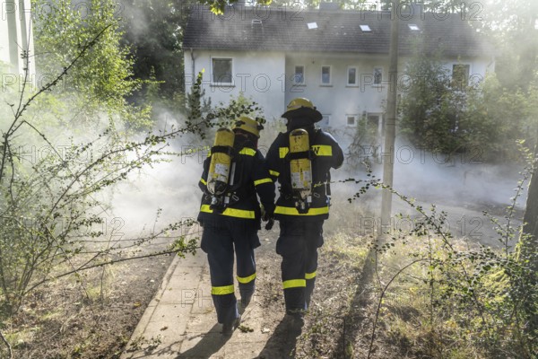Civil defence exercise scenario, after a drone attack on a residential area, emergency services clear the area, partly under respiratory protection, at the large-scale exercise FÜLEX25, of the THW, Technisches Hilfswerk, Landesverband North Rhine-Westphalia, on 4 weekends over 3500 volunteers from the 127 North Rhine-Westphalia local associations practice many different deployment scenarios, from the field of disaster control and civil defence