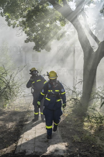 Civil defence exercise scenario, after a drone attack on a residential area, emergency services clear the area, partly under respiratory protection, at the large-scale exercise FÜLEX25, of the THW, Technisches Hilfswerk, Landesverband North Rhine-Westphalia, on 4 weekends over 3500 volunteers from the 127 North Rhine-Westphalia local associations practice many different deployment scenarios, from the field of disaster control and civil defence