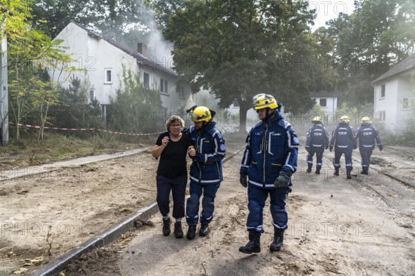Civil defence exercise scenario, after a drone attack on a residential area, emergency services clear the area, at the large-scale exercise FÜLEX25, of the THW, Technisches Hilfswerk, Landesverband North Rhine-Westphalia, on 4 weekends over 3500 volunteers from the 127 North Rhine-Westphalia local associations practice many different deployment scenarios, from the field of disaster control and civil defence