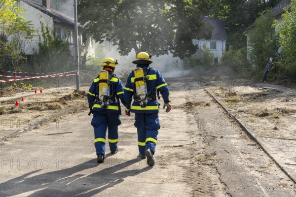 Civil defence exercise scenario, after a drone attack on a residential area, emergency services clear the area, partly under respiratory protection, at the large-scale exercise FÜLEX25, of the THW, Technisches Hilfswerk, Landesverband North Rhine-Westphalia, on 4 weekends over 3500 volunteers from the 127 North Rhine-Westphalia local associations practice many different deployment scenarios, from the field of disaster control and civil defence