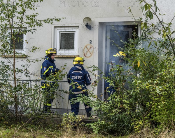 Civil defence exercise scenario, after a drone attack on a residential area, emergency services clear the area, at the large-scale exercise FÜLEX25, of the THW, Technisches Hilfswerk, Landesverband North Rhine-Westphalia, on 4 weekends over 3500 volunteers from the 127 North Rhine-Westphalia local associations practice many different deployment scenarios, from the field of disaster control and civil defence