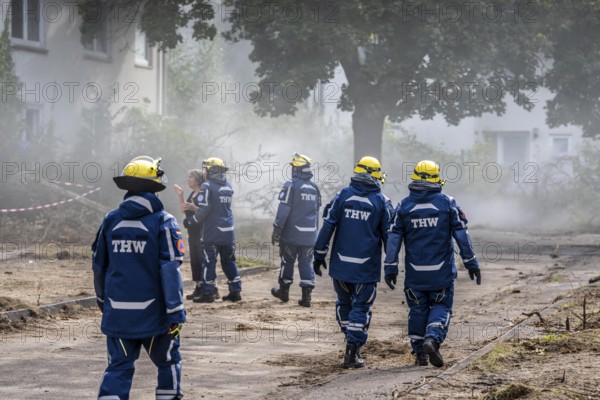 Civil defence exercise scenario, after a drone attack on a residential area, emergency services clear the area, at the large-scale exercise FÜLEX25, of the THW, Technisches Hilfswerk, Landesverband North Rhine-Westphalia, on 4 weekends over 3500 volunteers from the 127 North Rhine-Westphalia local associations practice many different deployment scenarios, from the field of disaster control and civil defence