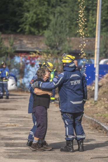 Civil defence exercise scenario, after a drone attack on a residential area, emergency services clear the area, at the large-scale exercise FÜLEX25, of the THW, Technisches Hilfswerk, Landesverband North Rhine-Westphalia, on 4 weekends over 3500 volunteers from the 127 North Rhine-Westphalia local associations practice many different deployment scenarios, from the field of disaster control and civil defence