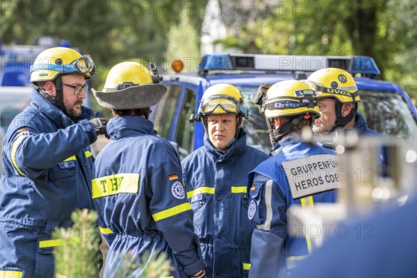 Civil defence exercise scenario, after a drone attack on a residential area, emergency services clear the area, at the large-scale exercise FÜLEX25, of the THW, Technisches Hilfswerk, Landesverband North Rhine-Westphalia, on 4 weekends over 3500 volunteers from the 127 North Rhine-Westphalia local associations practice many different deployment scenarios, from the field of disaster control and civil defence