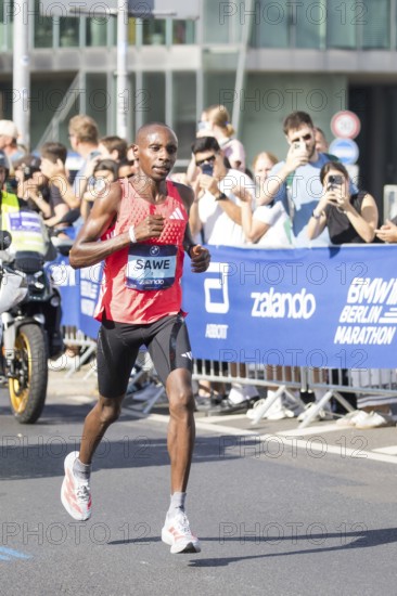 Sabastian Sawe (KEN), eventual winner, at KM38 in front of Potsdamer Platz at the 51st BMW Berlin Marathon 2025 on 21/09/2025