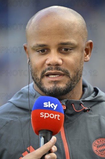 Coach Vincent Kompany FC Bayern Munich FCB portrait in interview Microphone Microphone Logo SKY Fußball Bundesliga, PreZero Arena, Sinsheim, Baden-Württemberg, Germany