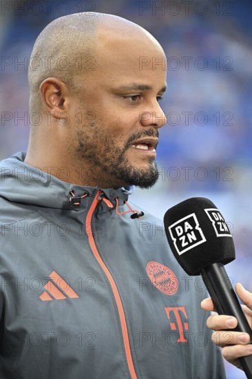 Coach Vincent Kompany FC Bayern Munich FCB portrait in interview Microphone Microphone Logo DAZN Fußball Bundesliga, PreZero Arena, Sinsheim, Baden-Württemberg, Germany
