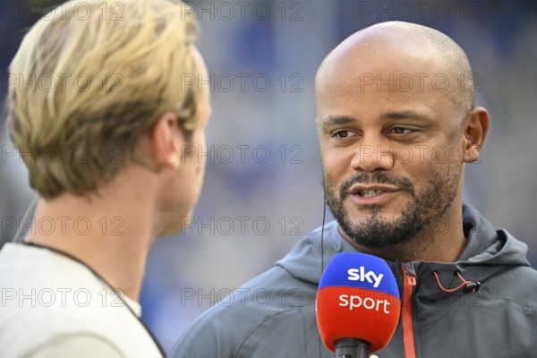 Coach Vincent Kompany FC Bayern Munich FCB portrait in interview Microphone Microphone Logo SKY Fußball Bundesliga, PreZero Arena, Sinsheim, Baden-Württemberg, Germany