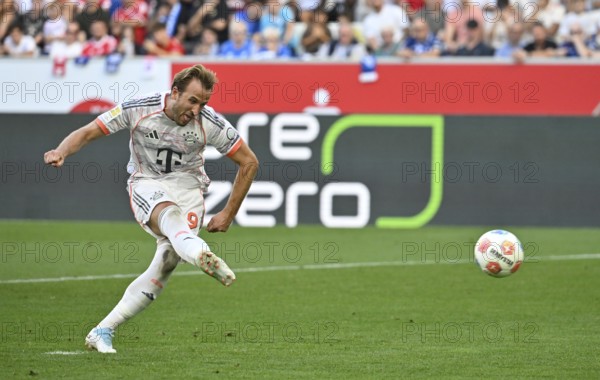 Goal kick Action Goal chance Penalty kick, Penalty kick Harry Kane FC Bayern Munich FCB (09) Fußball Bundesliga, PreZero Arena, Sinsheim, Baden-Württemberg, Germany