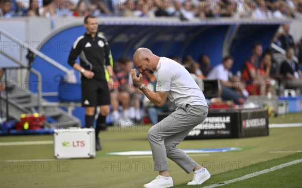 Coach Christian Ilzer TSG 1899 Hoffenheim desperate disappointment disappointed after missed goal chance gesture gesture Football Bundesliga, PreZero Arena, Sinsheim, Baden-Württemberg, Germany