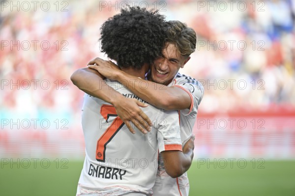 Goal celebration Serge Gnabry FC Bayern Munich FCB (07) Tom Bischof FC Bayern Munich FCB (20) Soccer Bundesliga, PreZero Arena, Sinsheim, Baden-Württemberg, Germany