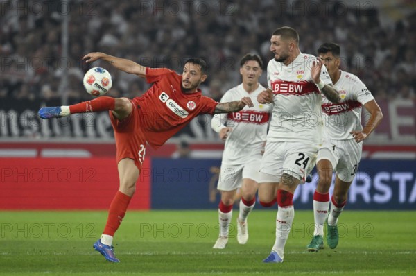 One-on-one, action Mathias Pereira Lage FC St. Pauli (28) against Jeff Chabot VfB Stuttgart (24) Soccer Bundesliga, MHPArena, MHP Arena Stuttgart, Baden-Württemberg, Germany