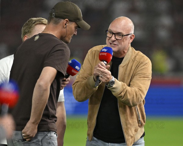 Presenter Frank Buschi Buschmann SKY in interview Microphone Microphone Logo with coach Coach Alexander Blessin FC St. Pauli Football Bundesliga, MHPArena, MHP Arena Stuttgart, Baden-Württemberg, Germany