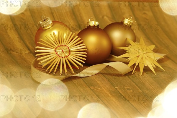 Christmas decoration with home-made straw stars and Christmas tree baubles, Germany