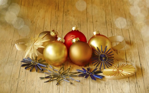 Christmas decoration with home-made straw stars and Christmas tree baubles, Germany