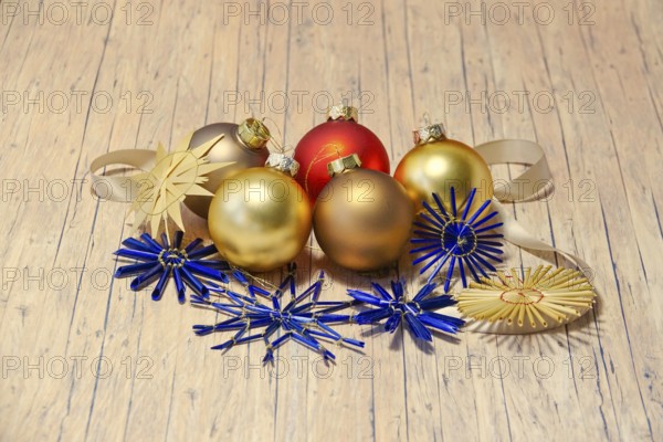 Christmas decoration with home-made straw stars and Christmas tree baubles, Germany