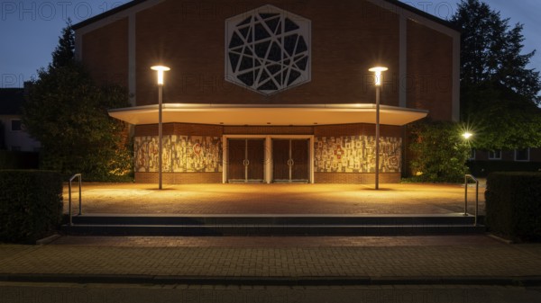 Night shot of the main entrance to the parish church of St Peter and Paul, Neustadt am Rübenberge, Hanover, Lower Saxony, Germany