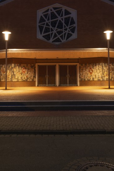 Night shot of the main entrance to the parish church of St Peter and Paul, Neustadt am Rübenberge, Hanover, Lower Saxony, Germany