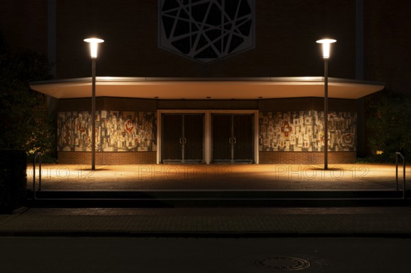 Night shot of the main entrance to the parish church of St Peter and Paul, Neustadt am Rübenberge, Hanover, Lower Saxony, Germany